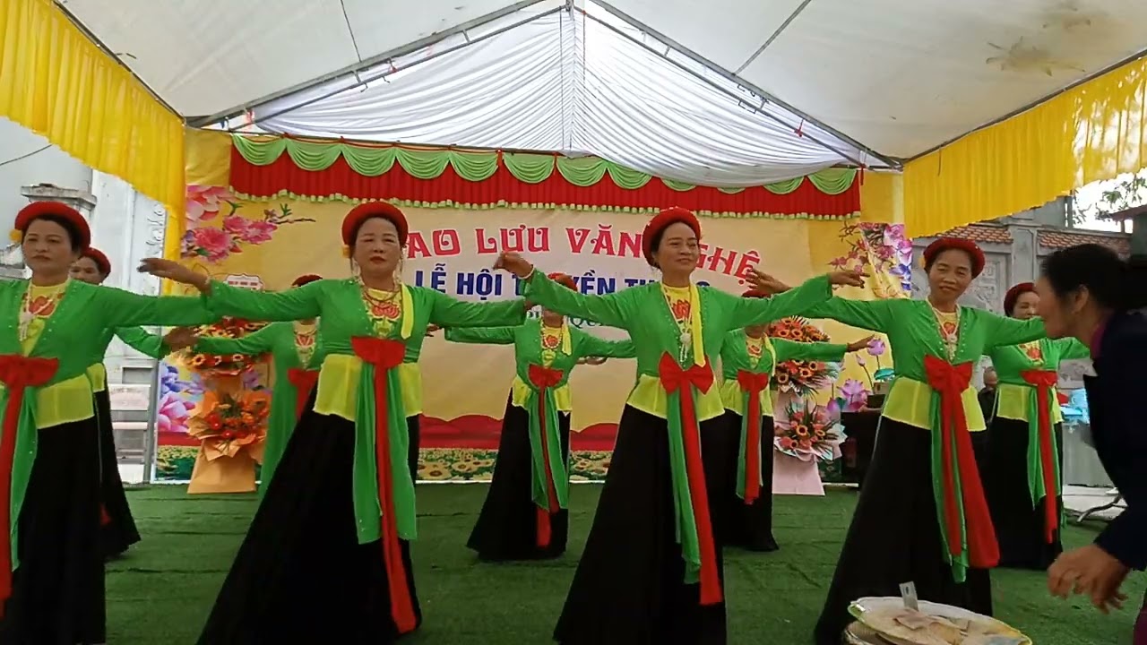 Câu lạc bộ văn nghệ khu phố Lê Độ Dân vũ vào chùa