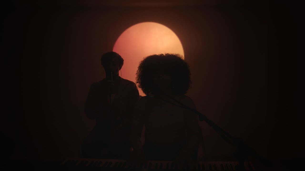 Rian Wyld & Tish Tunes - Hold On (Live Performance)