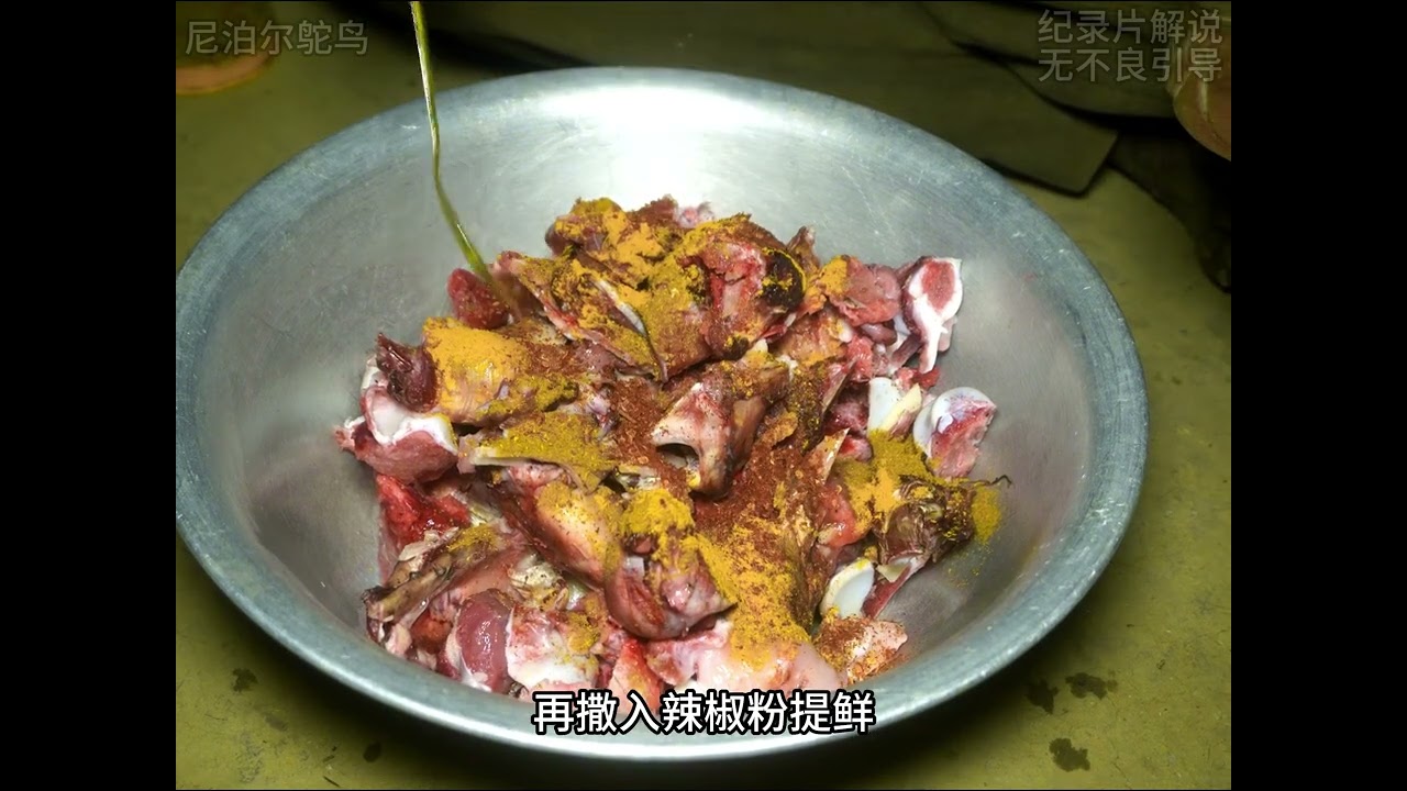 两根牛腿骨煲汤很下饭，而且骨髓特别有营养，让糙米饭更加入味儿#尼泊尔#乡村生活#人间烟火