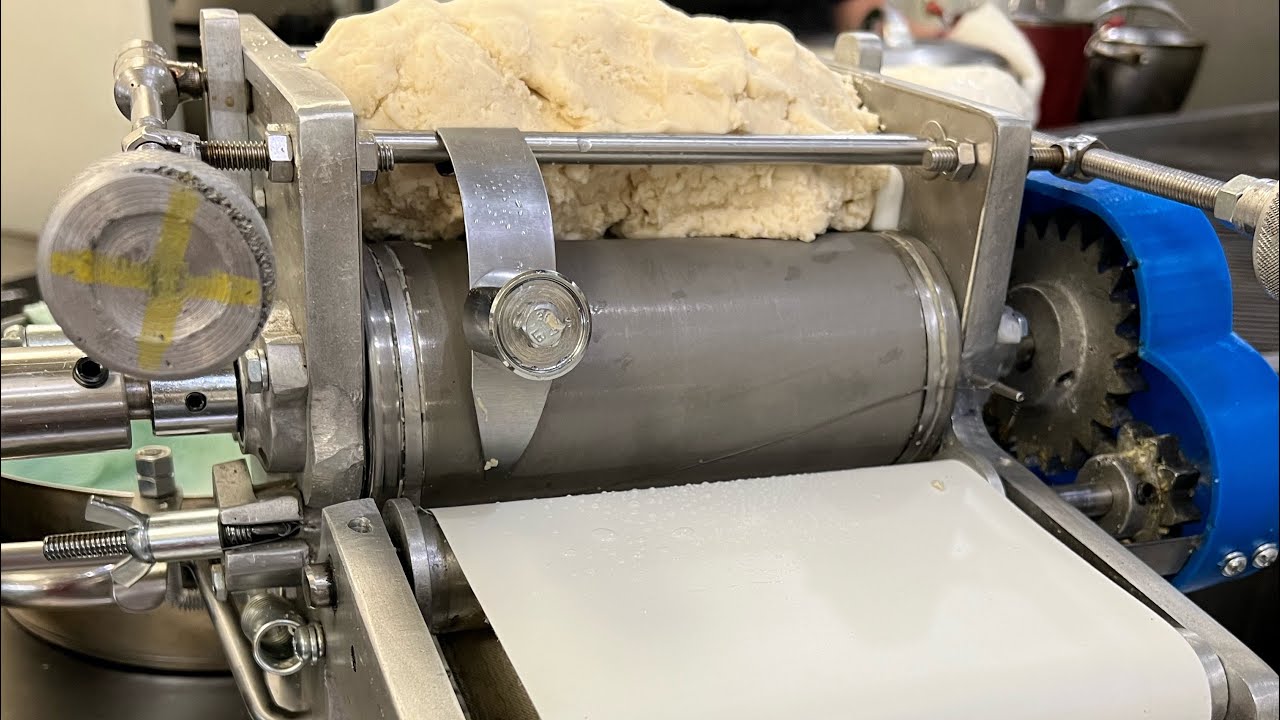 Máquina para hacer tortillas en Taqueria La Bonita shafter ca.