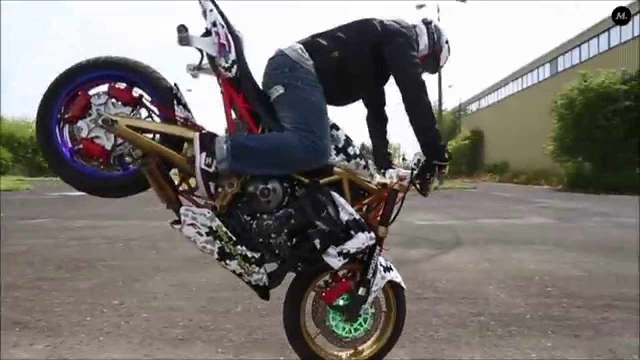 Stanie na baku - jak to robić? Jazda na baku motocykla - jak się nauczyć? Fragment uczy stuntu