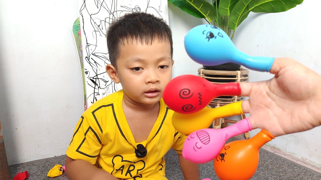 Abdar bermain balon berwarna dan bernyanyi balon fingger 