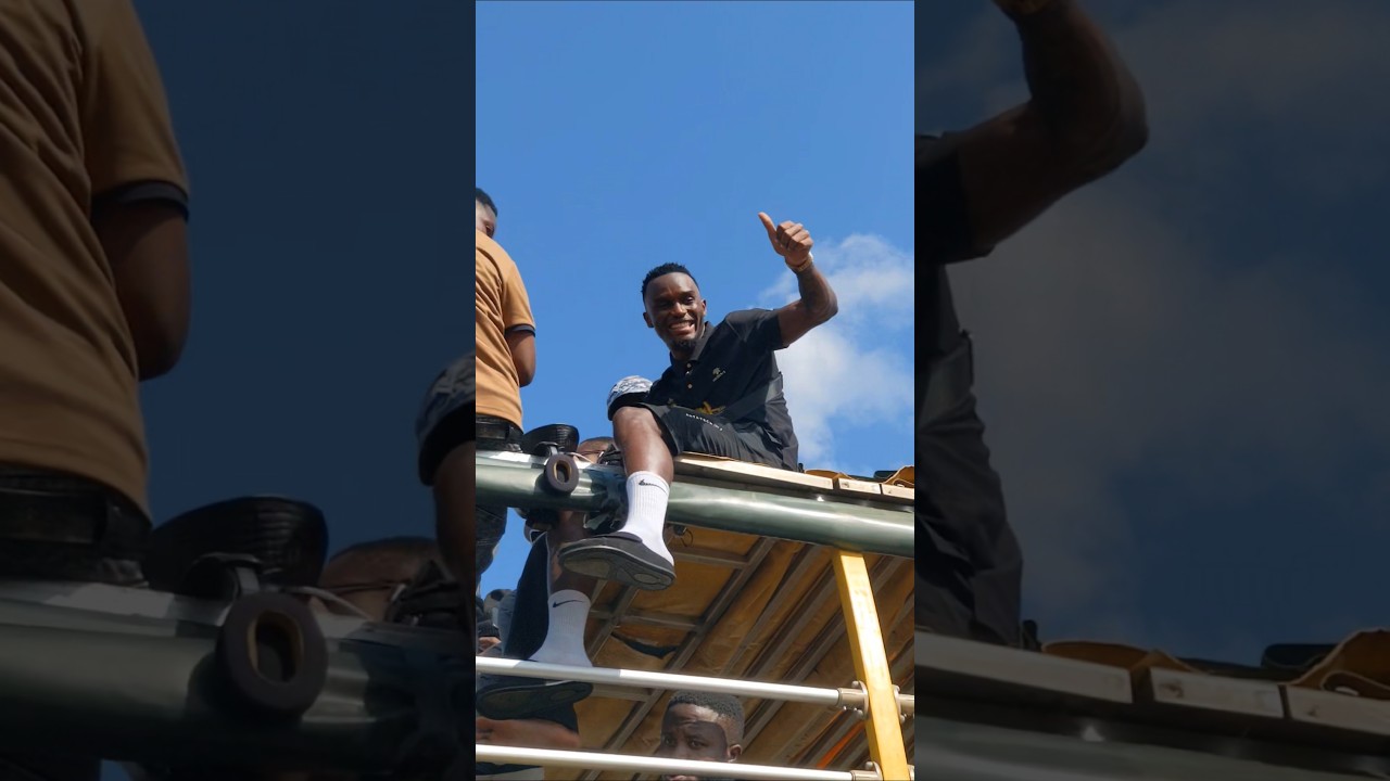 DICKSON JOB AKIWAPA HAI MASHABIKI KWENYE PAREDI 🔥🙌 #ayomamedia #harmonize