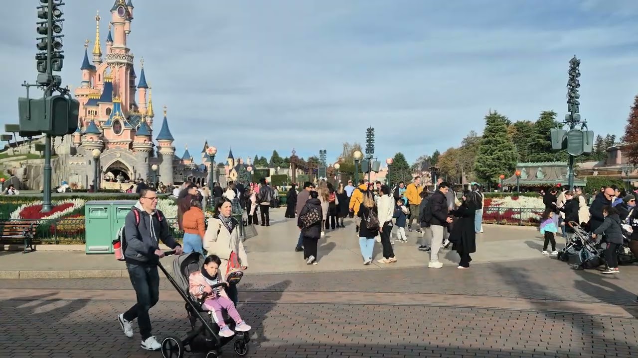Disneyland paris - Central Plaza - Static Shot
