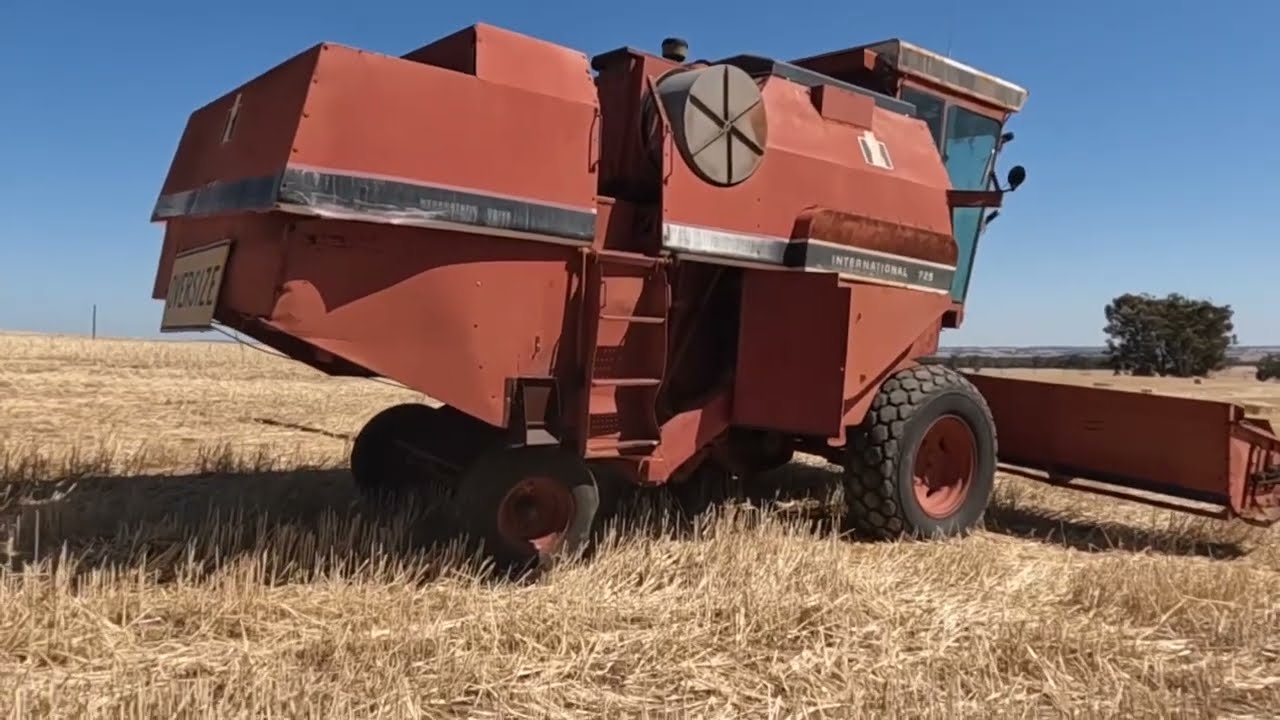 Как управлять комбайном International 725