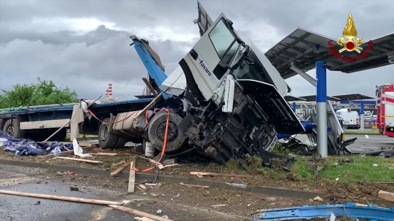 Camion si schianta contro l'autogrill di Dalmine