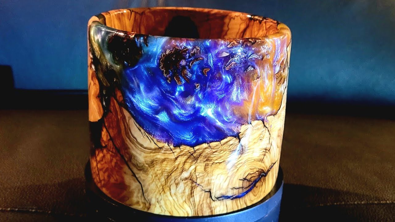 tournage sur bois, woodturning, d'un pot à crayon en bois d'olivier et résine époxy multicolore