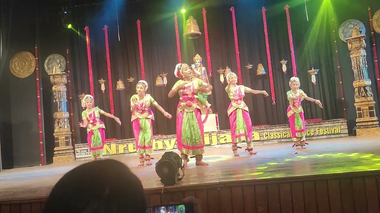 Kunidado krishna kunidado dance by HARIKA group 🦚