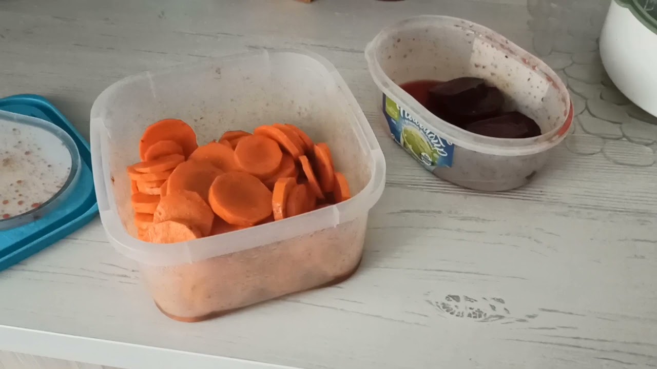 Полезные чипсы из моркови и свёклы в сушилке.