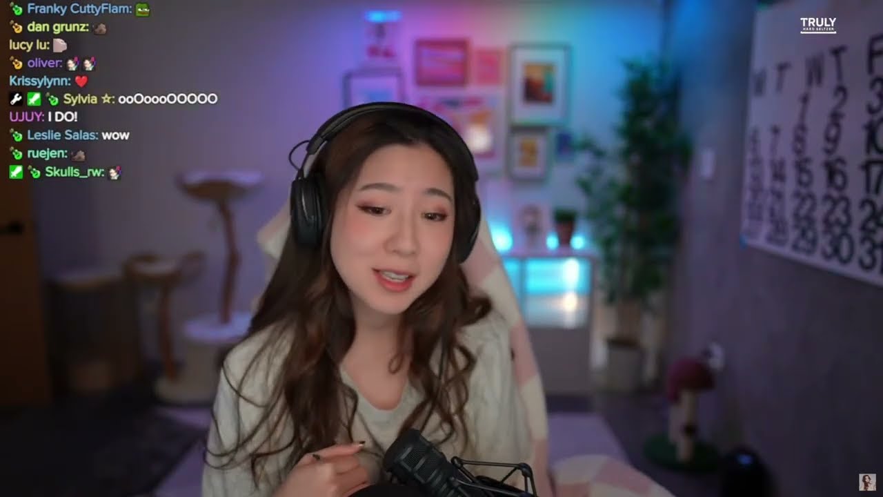 Fuslie *LIVE* Sings 