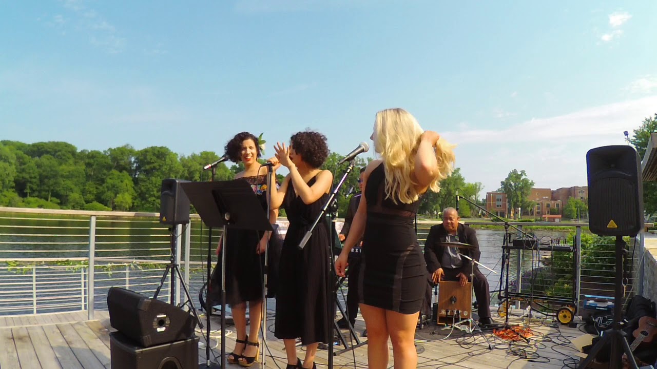 Zoom Q2N video live music acoustic setting by 