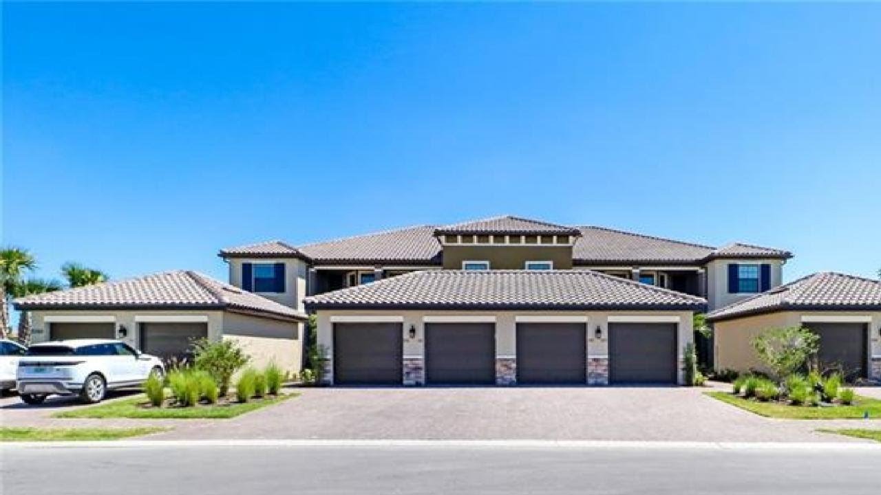 9366 Pocida CT, NAPLES, FL Presented by Kayla Hunter.