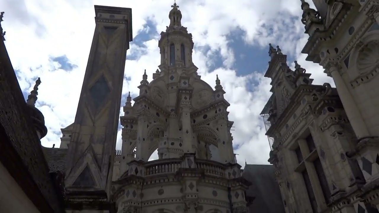 ZAMEK W CHAMBORD - FRANCJA - NAJWIĘKSZY Z ZAMK&Oacute;W W DOLINIE LOARY - TU MIESZKAŁ STANISŁW LESZCZYŃSKI