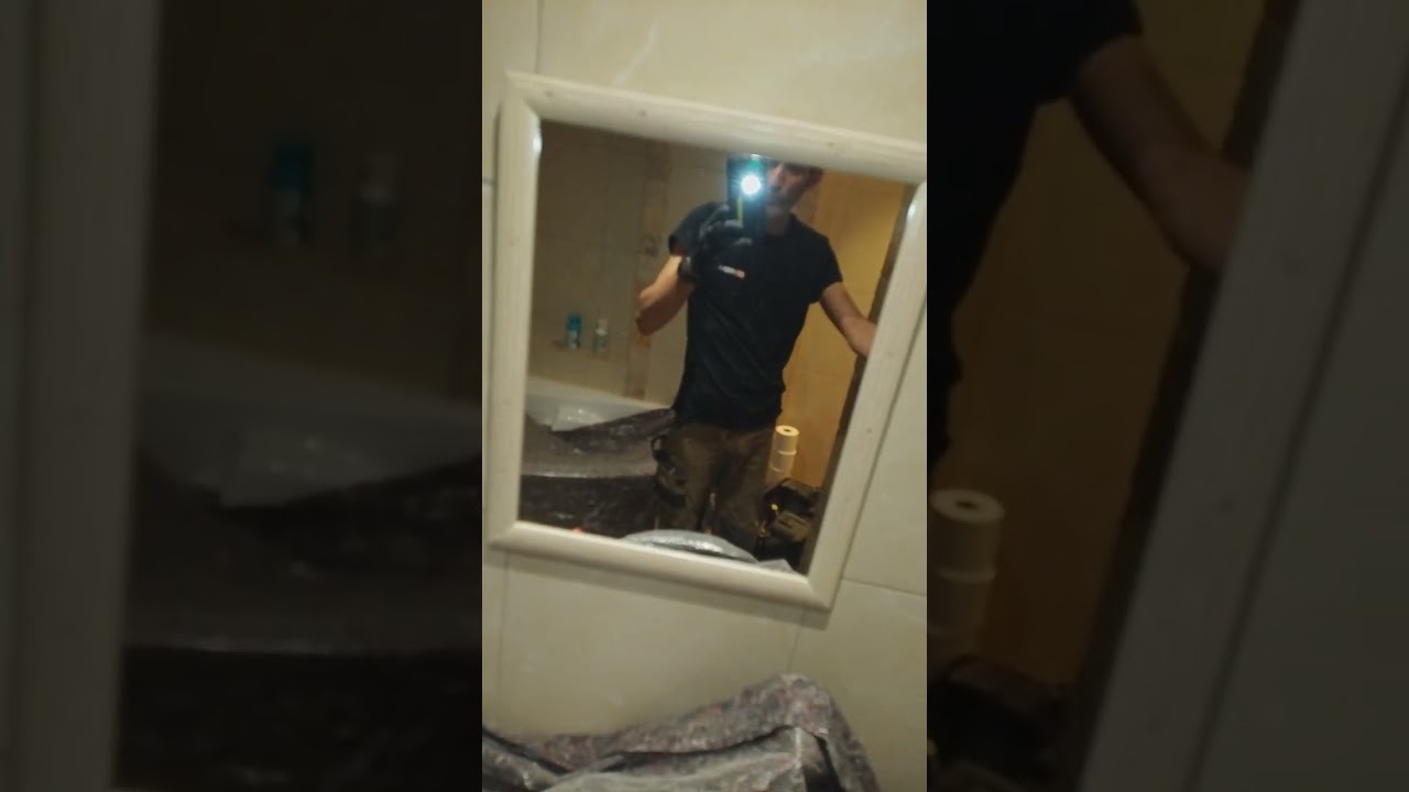 Douche démontée… et je découvre un plancher pourri 😬