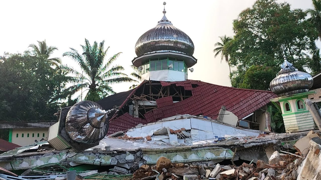 Earthquake in Indonesia  60 deaths and hundreds injured