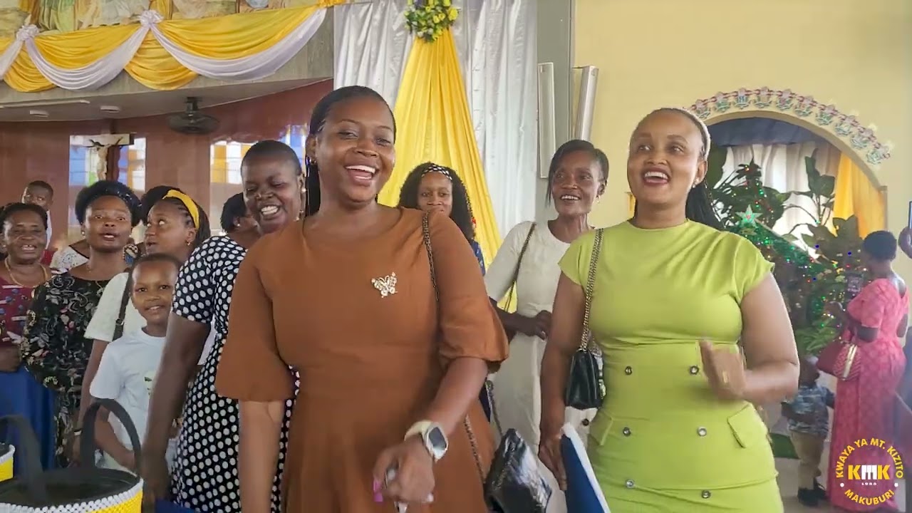 Mt. Kizito Makuburi - Amezaliwa kwetu (Live Performance)