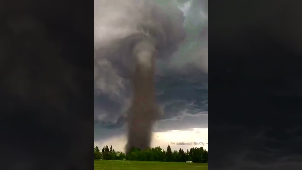 Incr&iacute;vel tornado registrado no Canad&aacute; 🇨🇦 #tornado #twister #naturezaselvagem #for&ccedil;adanatureza #clima