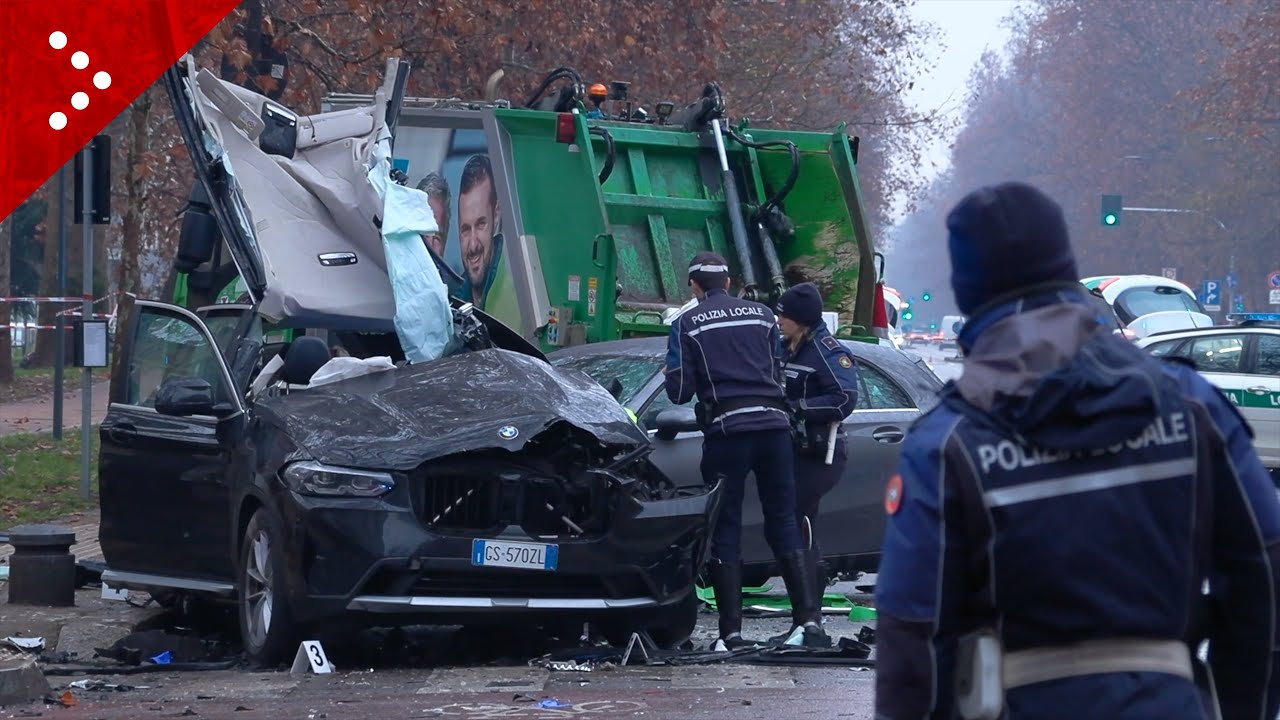 Incidente a Milano in Corso Sempione, coinvolti mezzo Amsa e due auto: un morto