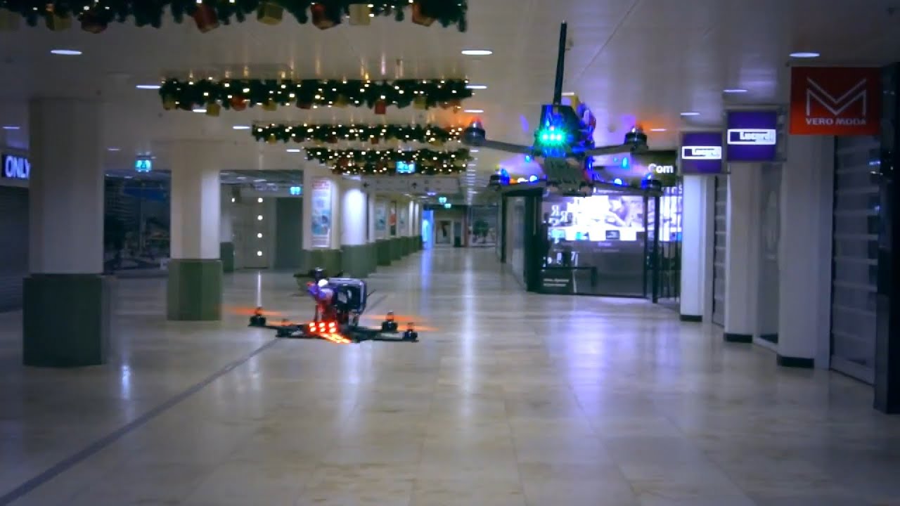 Drones racen door winkelcentrum