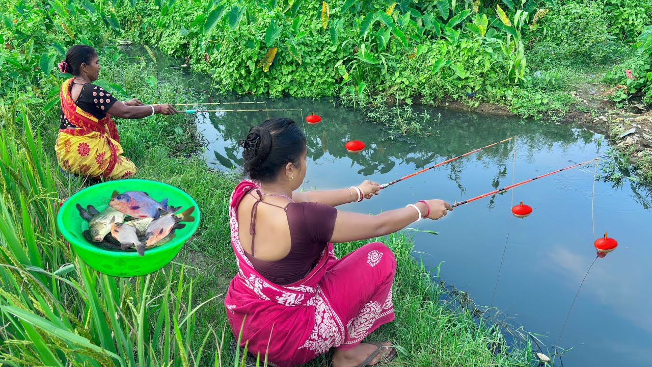 Лучшее видео о рыбалке🎣🎣 || Два деревенских рыбака ловят рыбу на крючок в канале #fishing_hook #f...