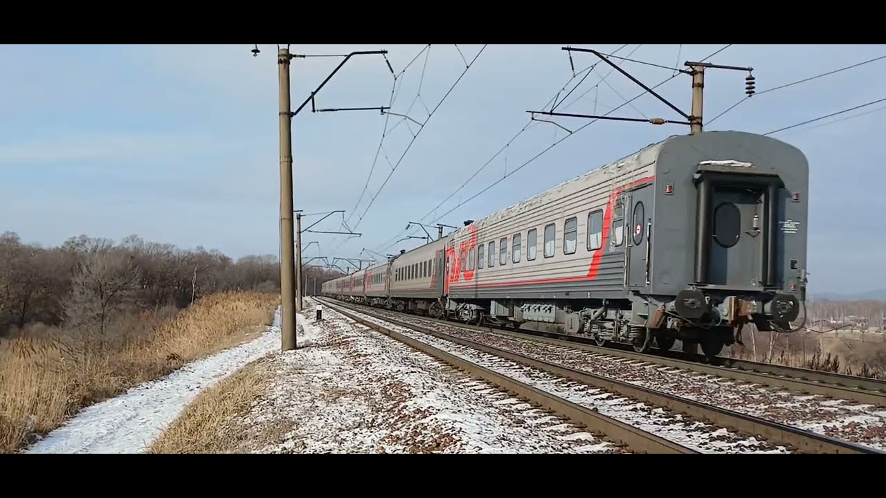 Электровоз ЭП1-154 с опаздывающим скорым поездом №9 Владивосток-Москва следует по зимнему Транссибу.