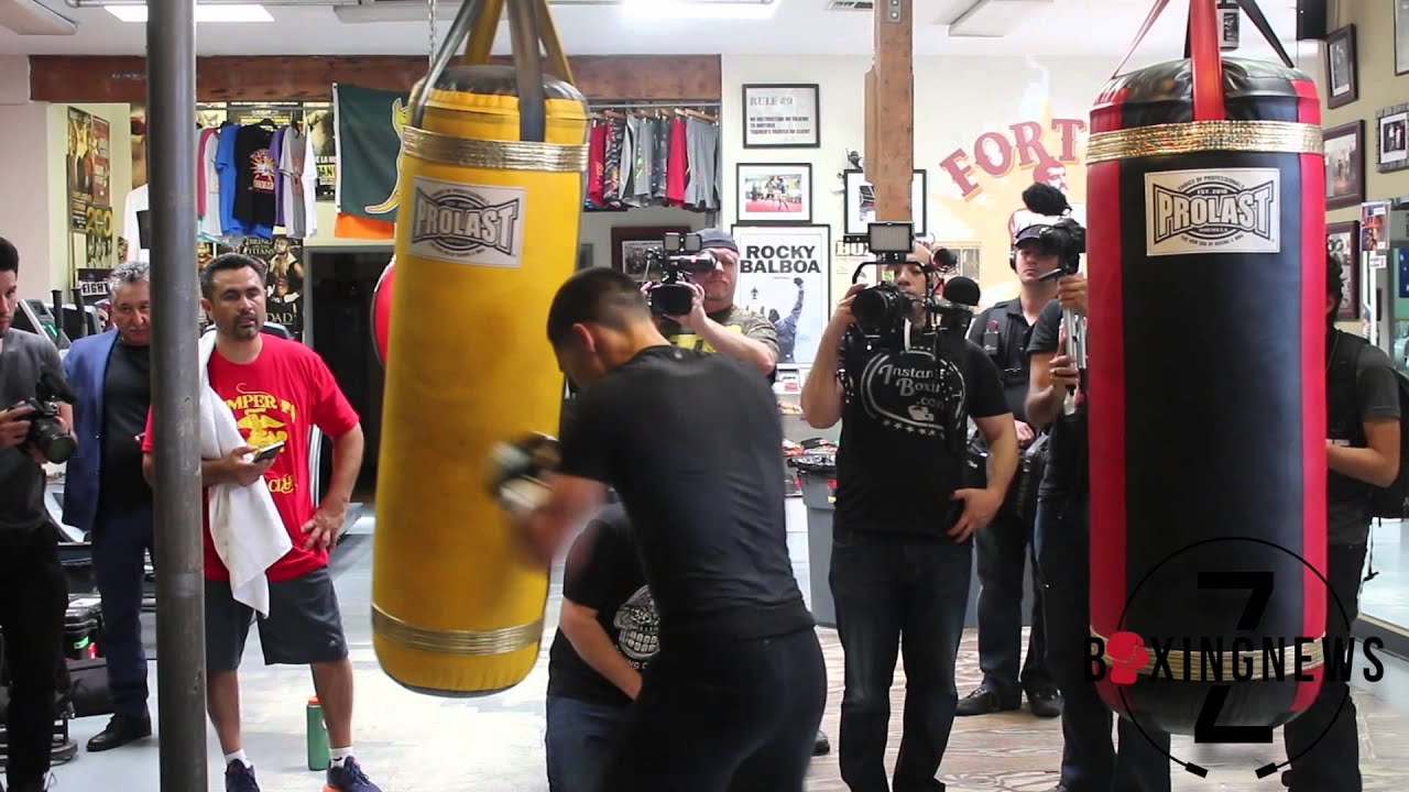 Featherweight OSCAR VALDEZ a BEAST in TRAINING - Z-BoxingNews
