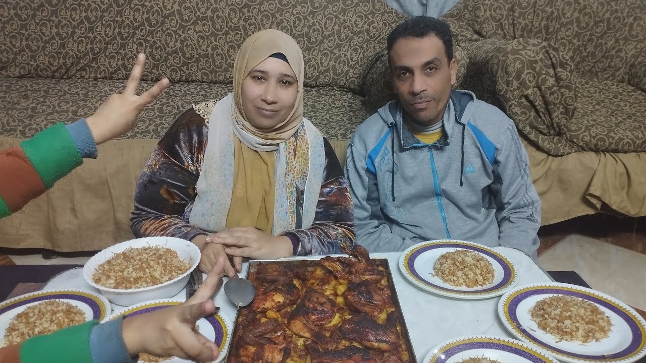 لمه الدلع على صينيه بطاطس صاج كبير ورز بالشعريه قبل دخله رمضان قلت افرحهم