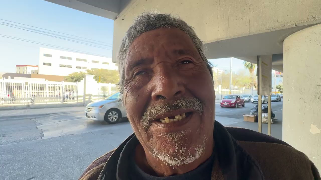 Una pareja de ancianitos DORMIRÁN ESTÁ NOCHE EN LA CALLE 