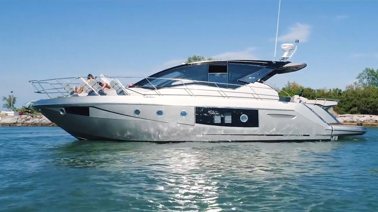 CRANCHI M44HT | Attractive lines and cutting-edge technology