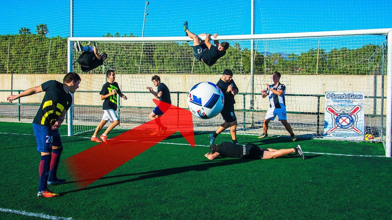 BAL&Oacute;N GIGANTE a MU3RT3 &iexcl;Retos de F&uacute;tbol! [Crazy Crew]