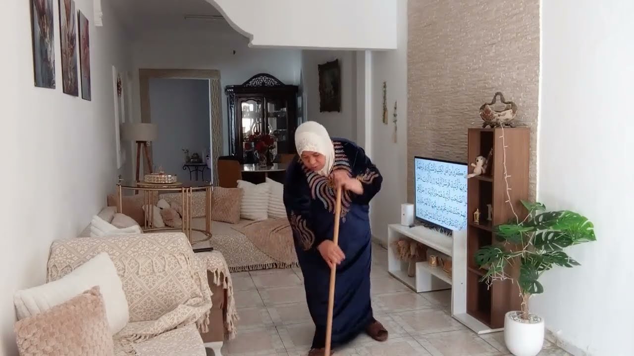 دخلت أنا و  حماتي  للكوجينة و حضرنا الطاولة مع بعضنا 