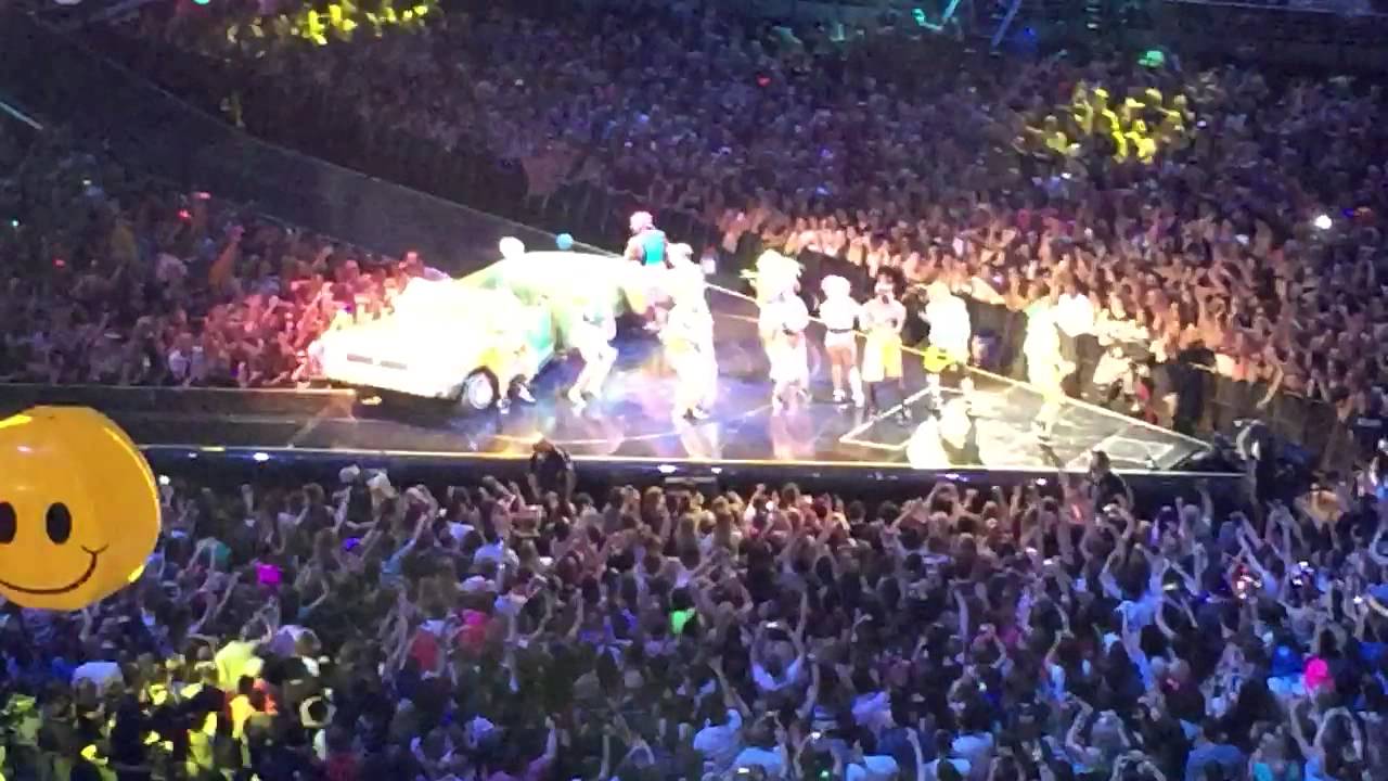 Katy Perry 2014 Sydney - this is how we do 😃🍔🍭🍦🍒🍓