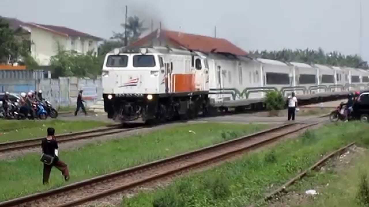 KA ARGO BROMO ANGGREK berangkat STASIUN TAMBUN
