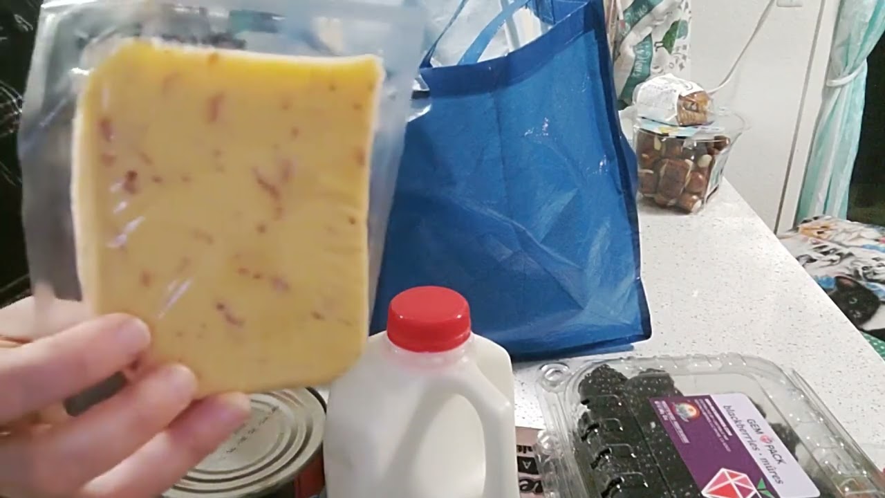 Распаковка за молоком и ягодами 