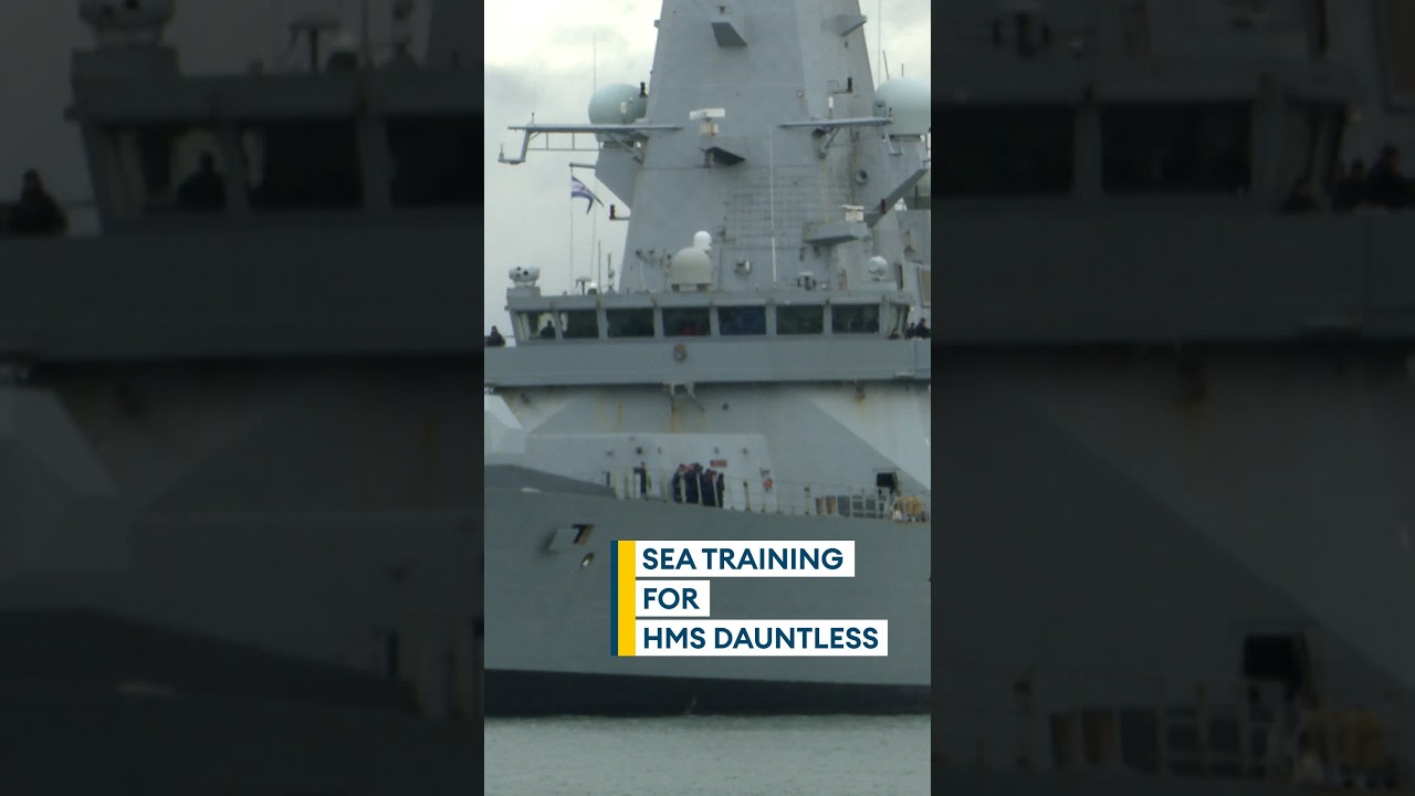 HMS Dauntless heads back out to sea⚓