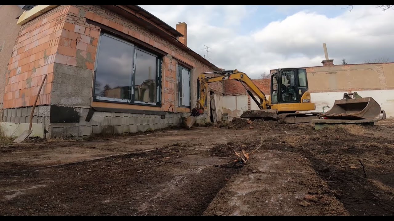 Cleaning the land and leveling the terrain with a CAT 305 | Úklid pozemku a srovnání terénu bagrem