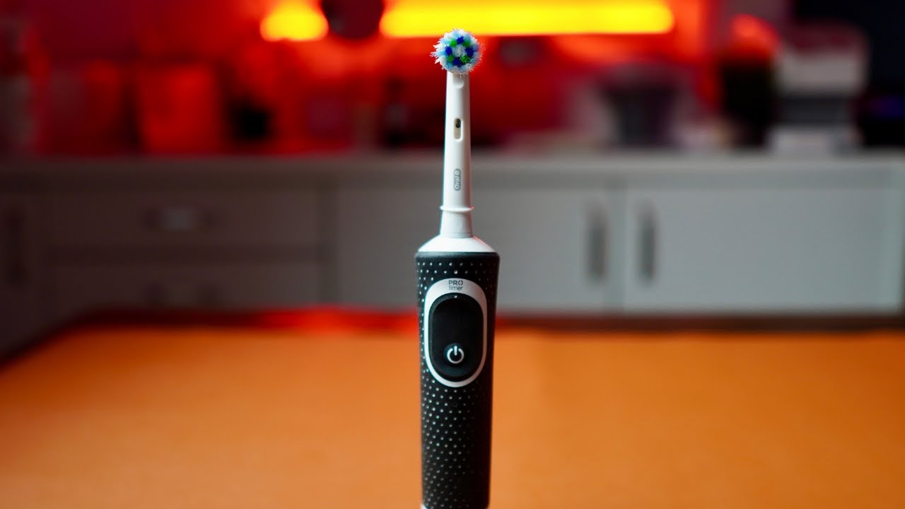 Обзор вращающейся электрической зубной щетки Oral B Vitality 100 — покупать или нет?