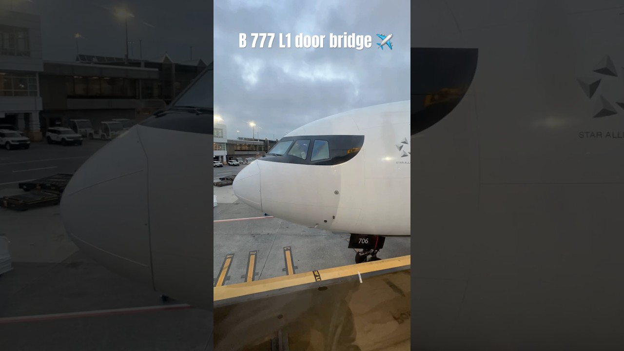 Come bridge the L1 door of a Boeing 777-300ER ✈️😍 #aviation #flight #door