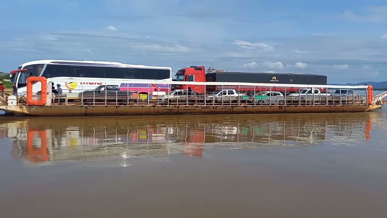 Travessia com a balsa sobre o rio tocantins.
