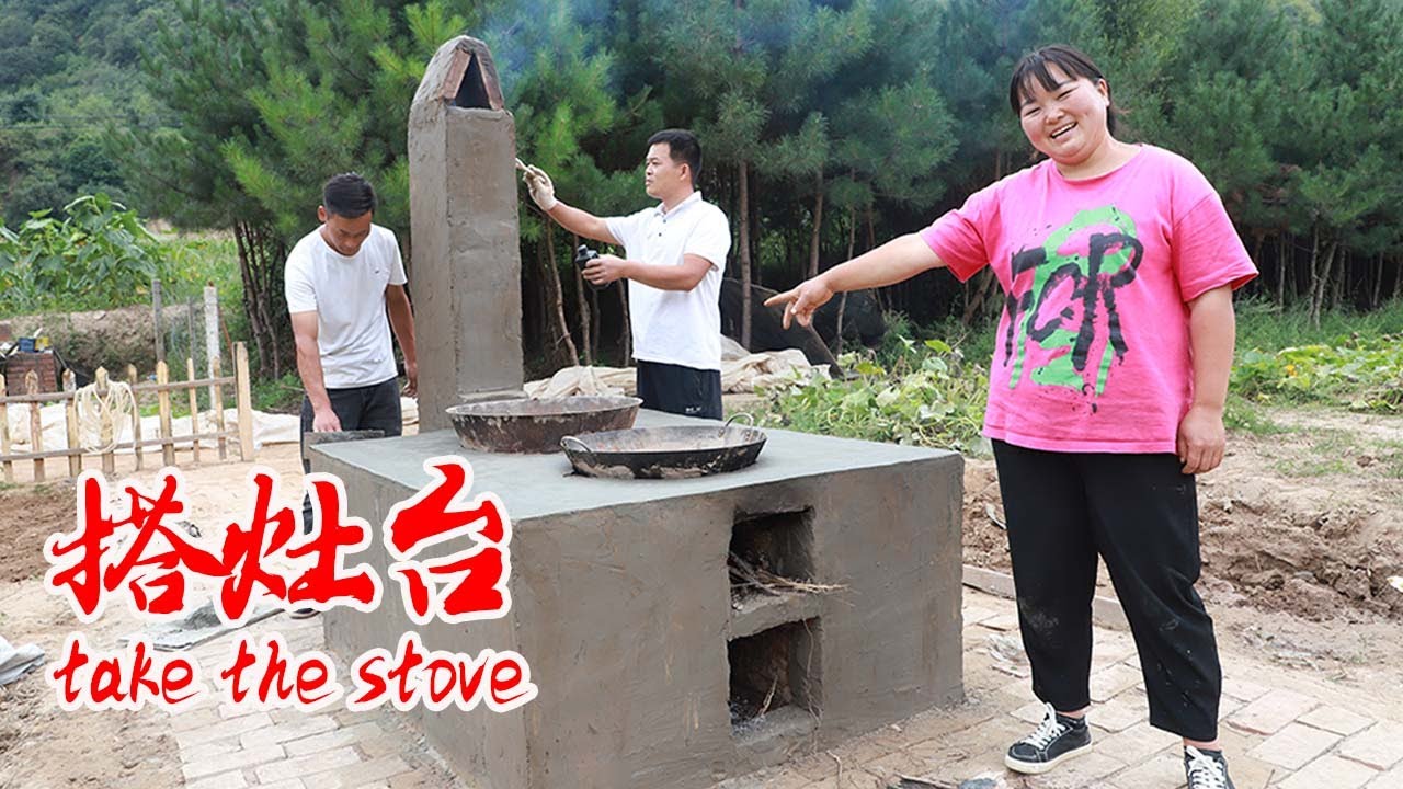 【陕北霞姐】菜园离家太远，霞姐老公和妹夫在菜地搭灶台，前边炒菜后边烧水，太实用了