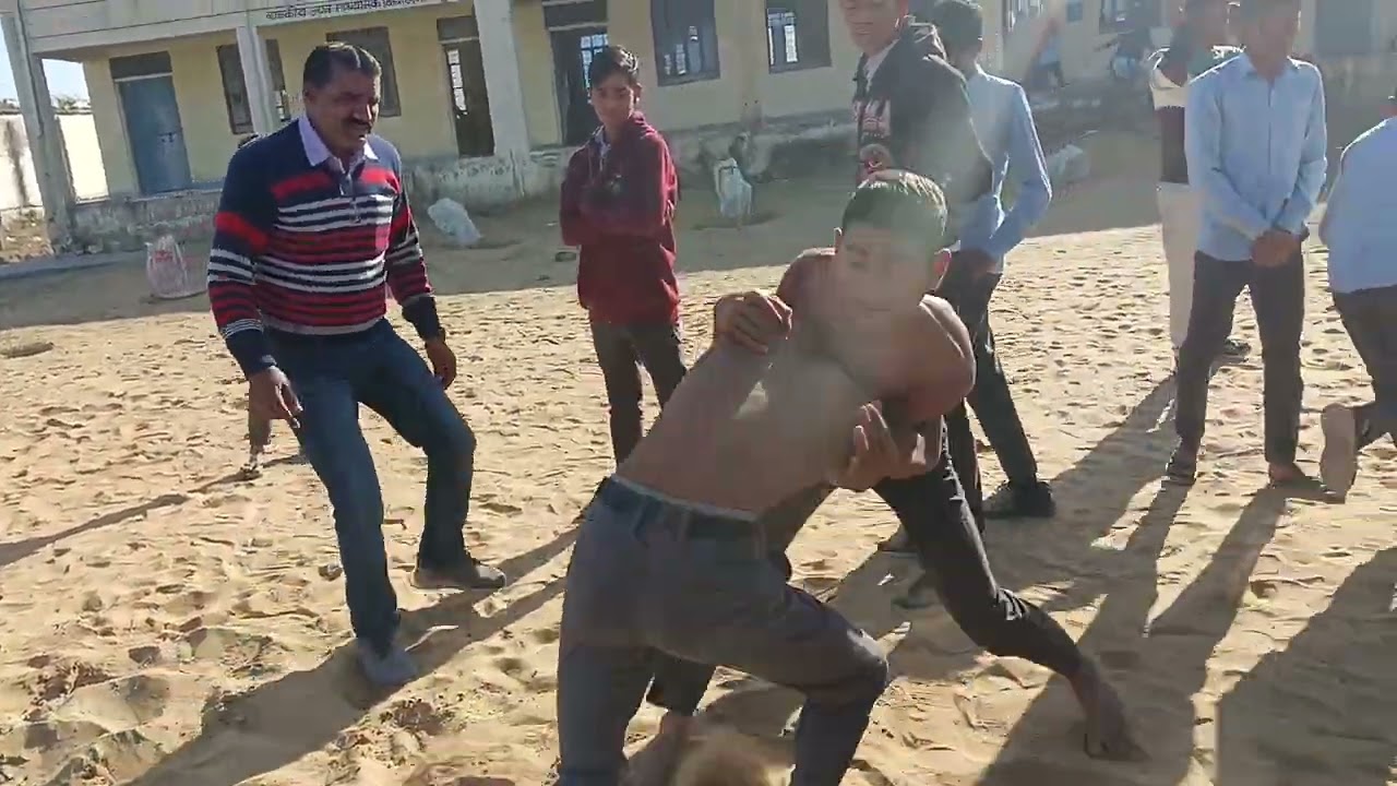 पहलवान कुश्ती करते हुए
