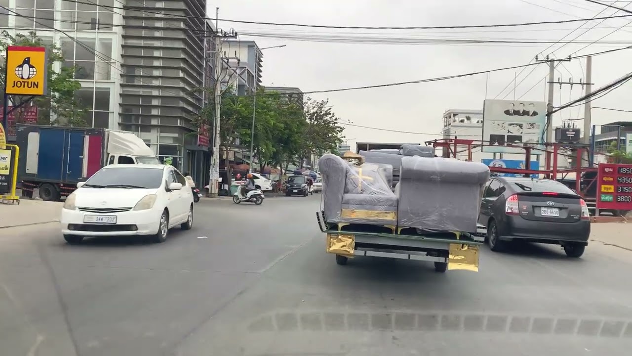 View of the road between Wat Kraing Channong and Borey Warina