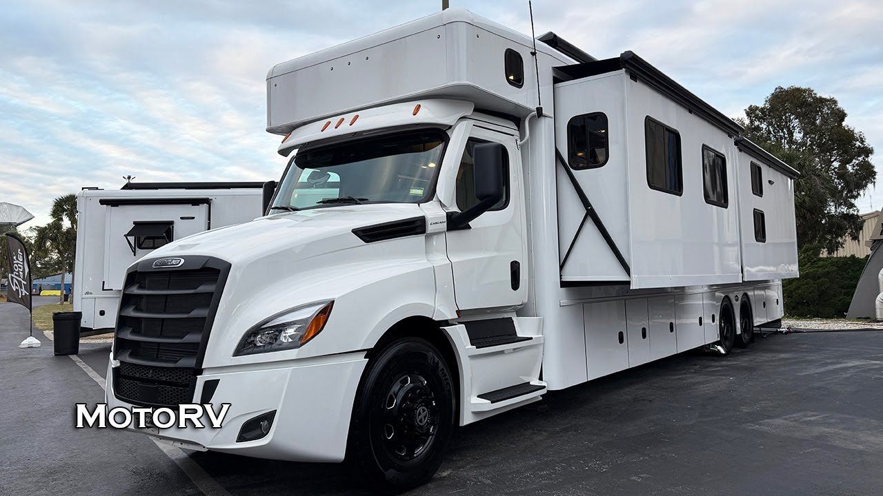 $605K Showhauler Motorcoach Freightliner Cascadia RV