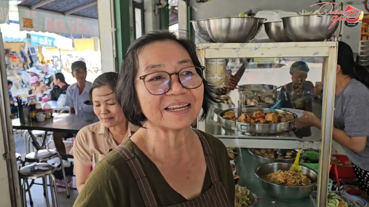 Quán cơm lâu đời có tép đồng ram và nhiều món ngon khách ăn nườm nượp