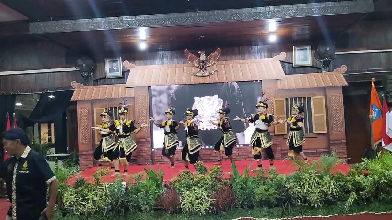 Uji kompetensi sanggar tari lenggot bowo.. Tari angguk agglang di pendopo Kabupaten Nganjuk.. 