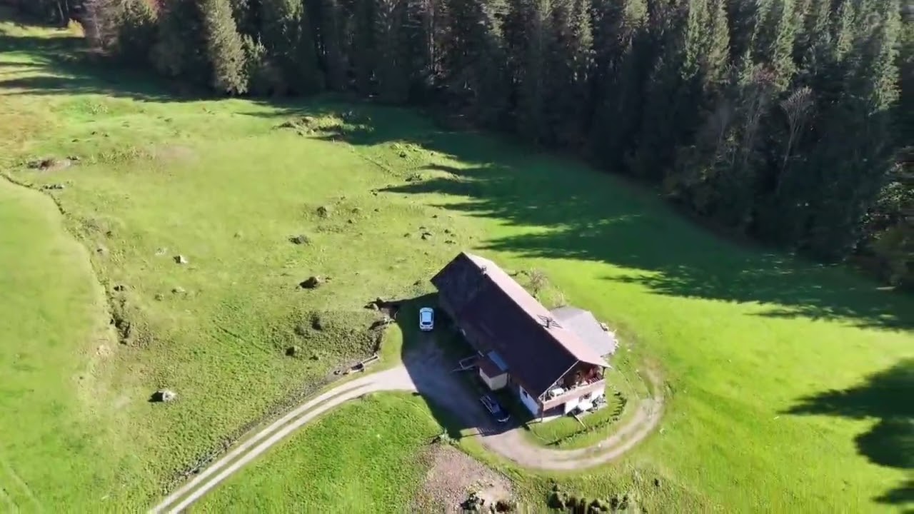 Drohnenaufnahmen von unserer Alpe Leckenholz im Herbst. Ist das nicht eine traumhafte Lage?