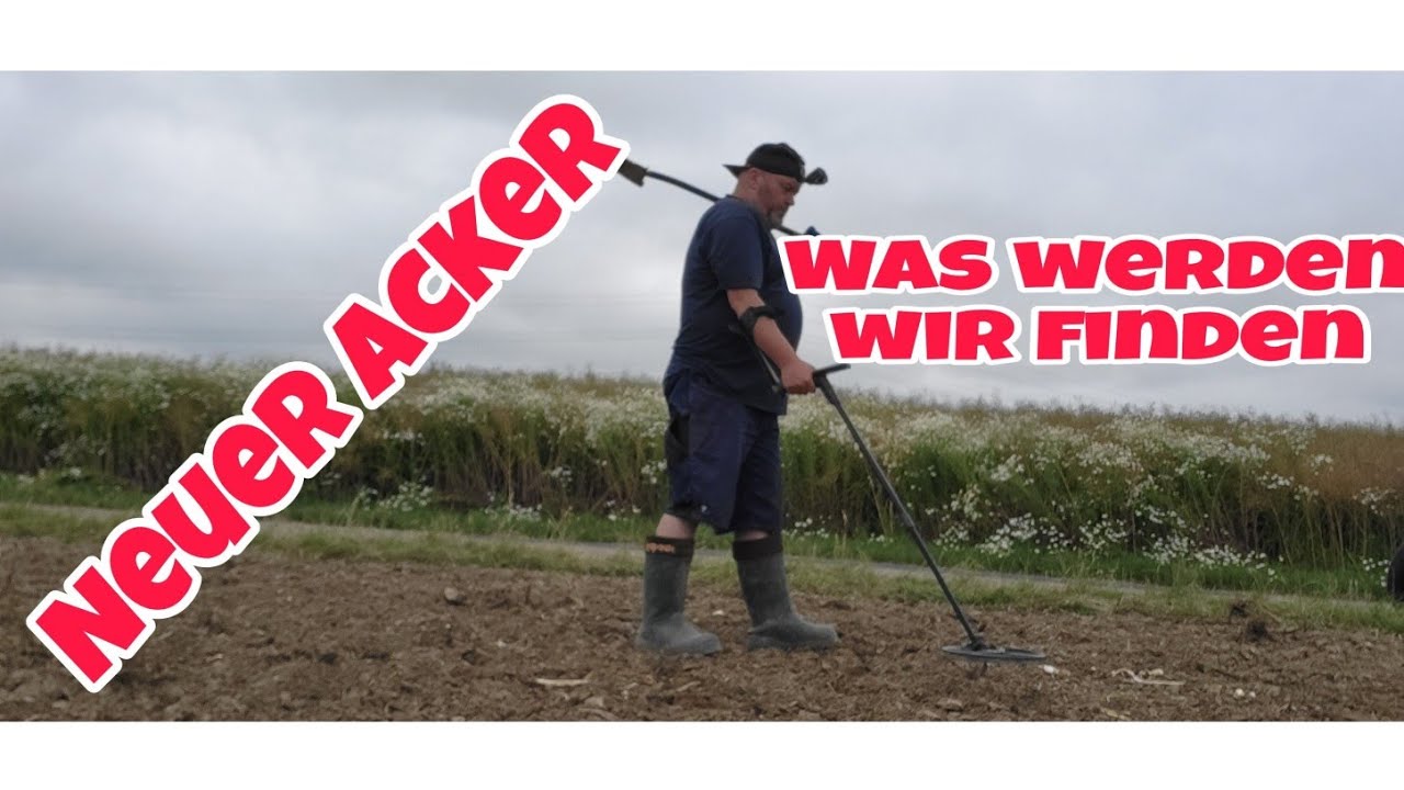 Neuer Acker/auf schatzsuche mit dem Metalldetektor
