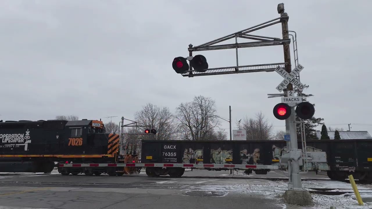 W&LE 7009 Leads Local w/ OLS East | Sandusky Ave. (OH-199) Railroad Crossing, Upper Sandusky, OH