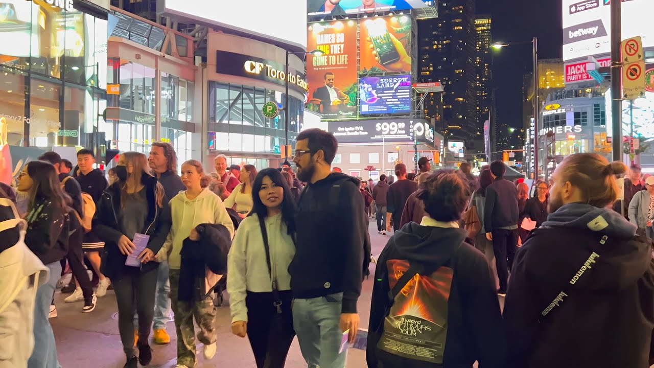 Walking Downtown Toronto's World-Famous Nuit Blanche 2022