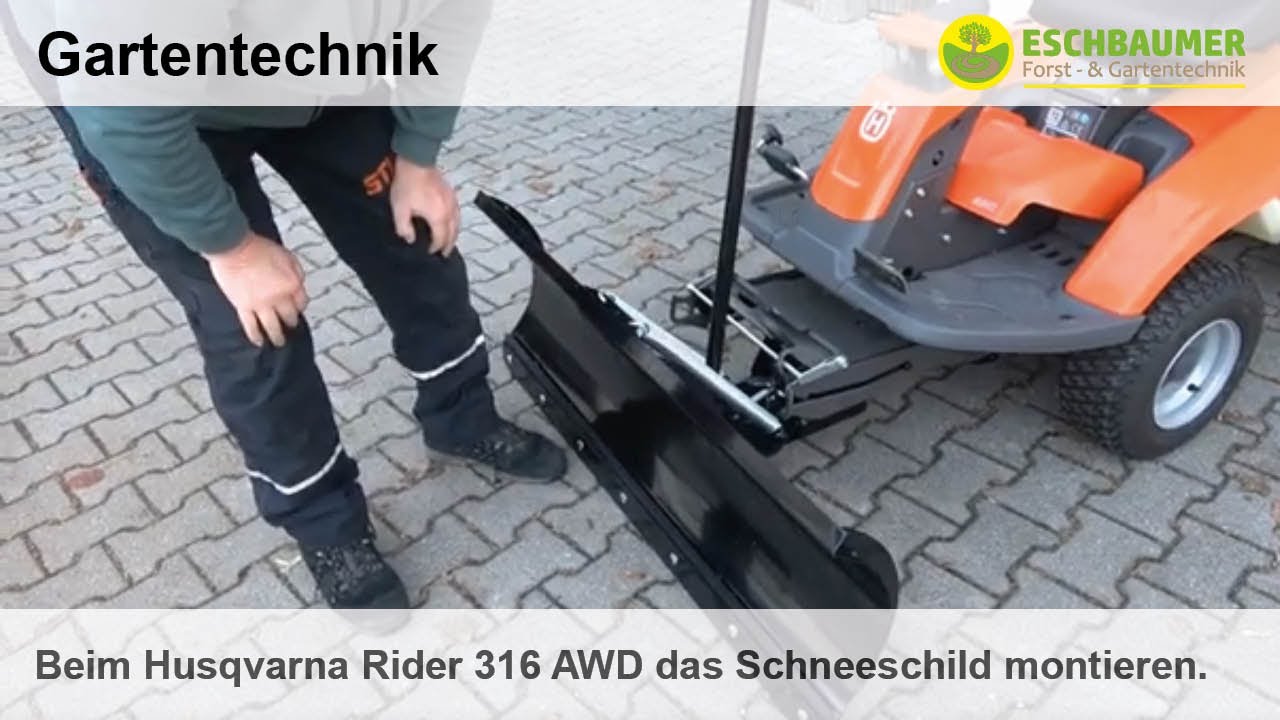 Beim Husqvarna Rider 316 AWD das Schneeschild montieren - Umbau Mähdeck Combi auf Schneeräumschild